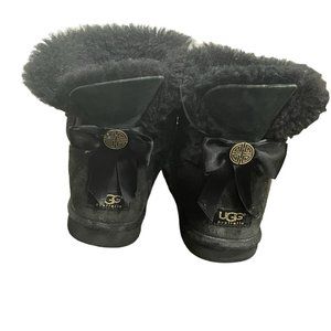 Black short bow uggs